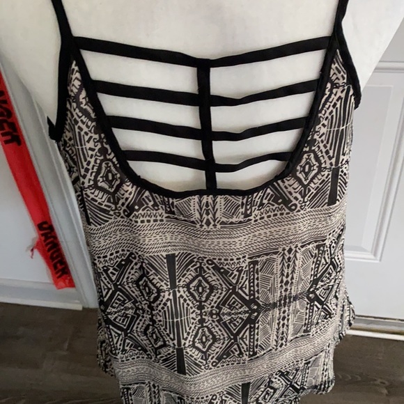 Cute flowy top - Picture 4 of 4